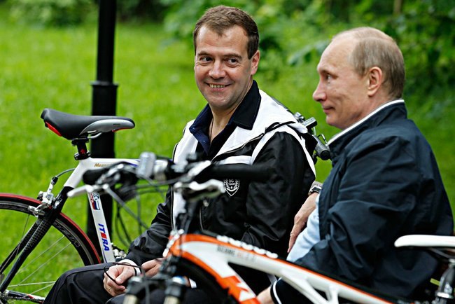 Ехали Медведев и Путин на велосипеде