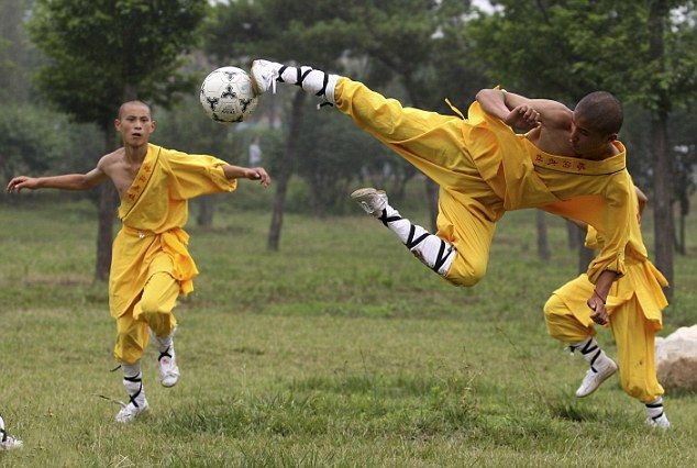 Шаолиньские монахи и футбол