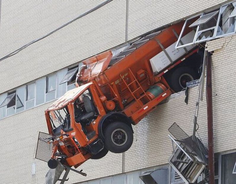 В Нью-Йорке грузовик протаранил стену