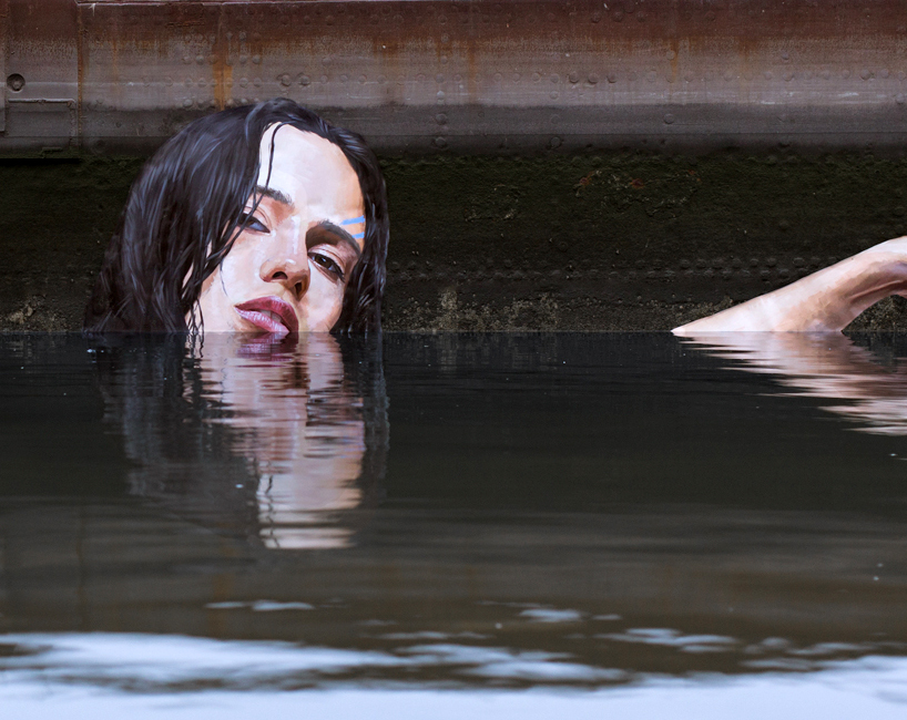 Уличные рисунки, девушки в воде