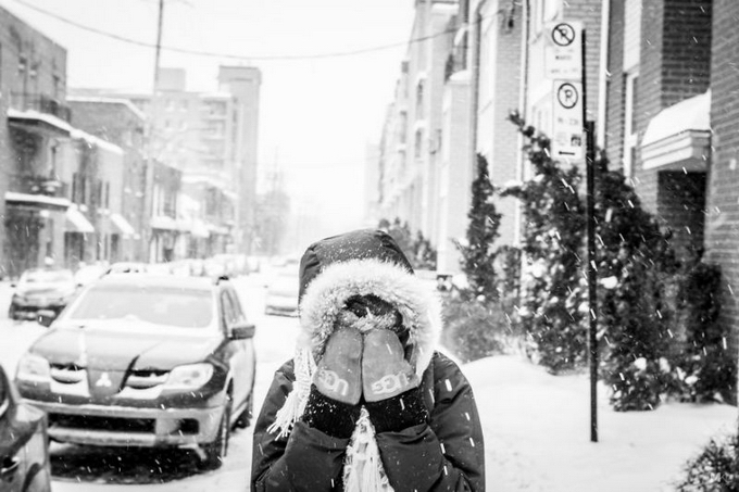 Фото девушки, которая прячет лицо