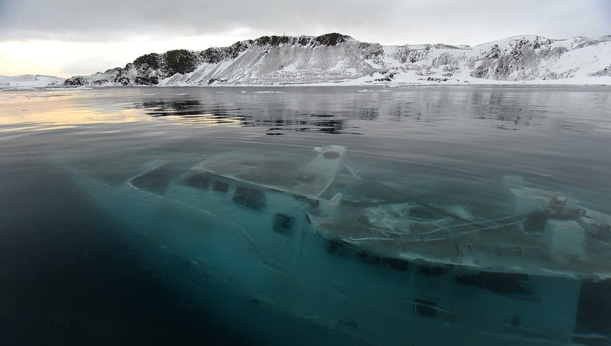Бразильская яхта затонула у берегов Антарктики.