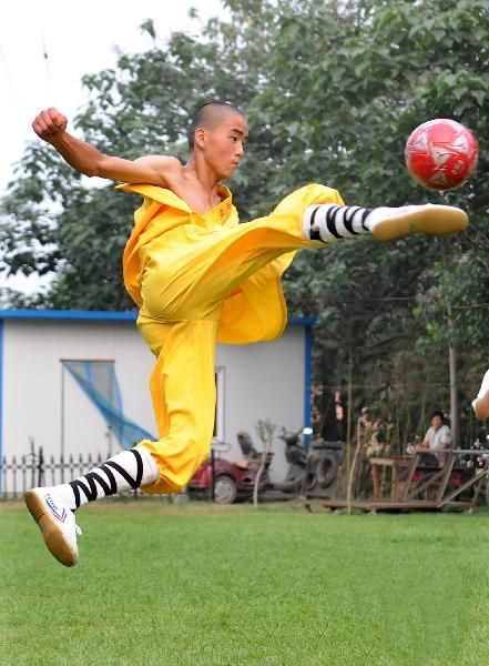 Шаолиньские монахи и футбол
