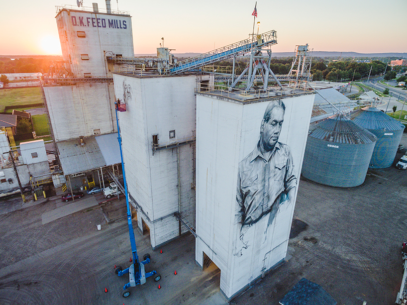 Огромные портреты на стенах завода