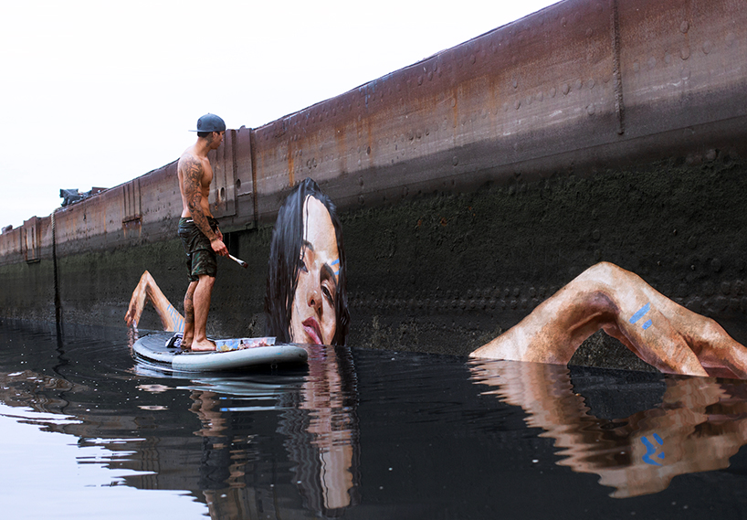 Уличные рисунки, девушки в воде