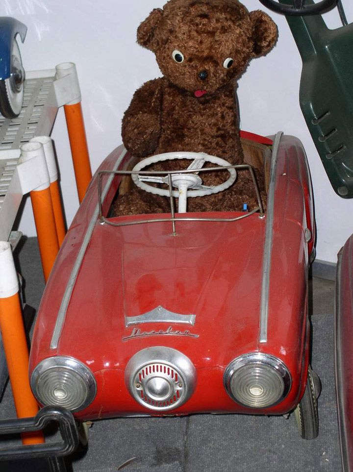 Детские автомобили, на которых катались в советские времена.