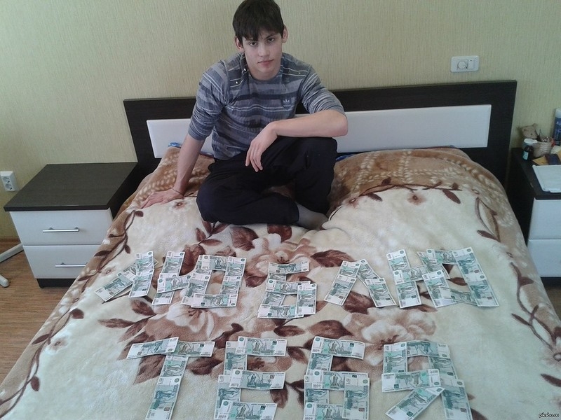 Прикольные девушки и парни с деньгами из соц сетей.