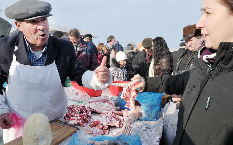 Соревнования по резке свиней в Закарпатье.
