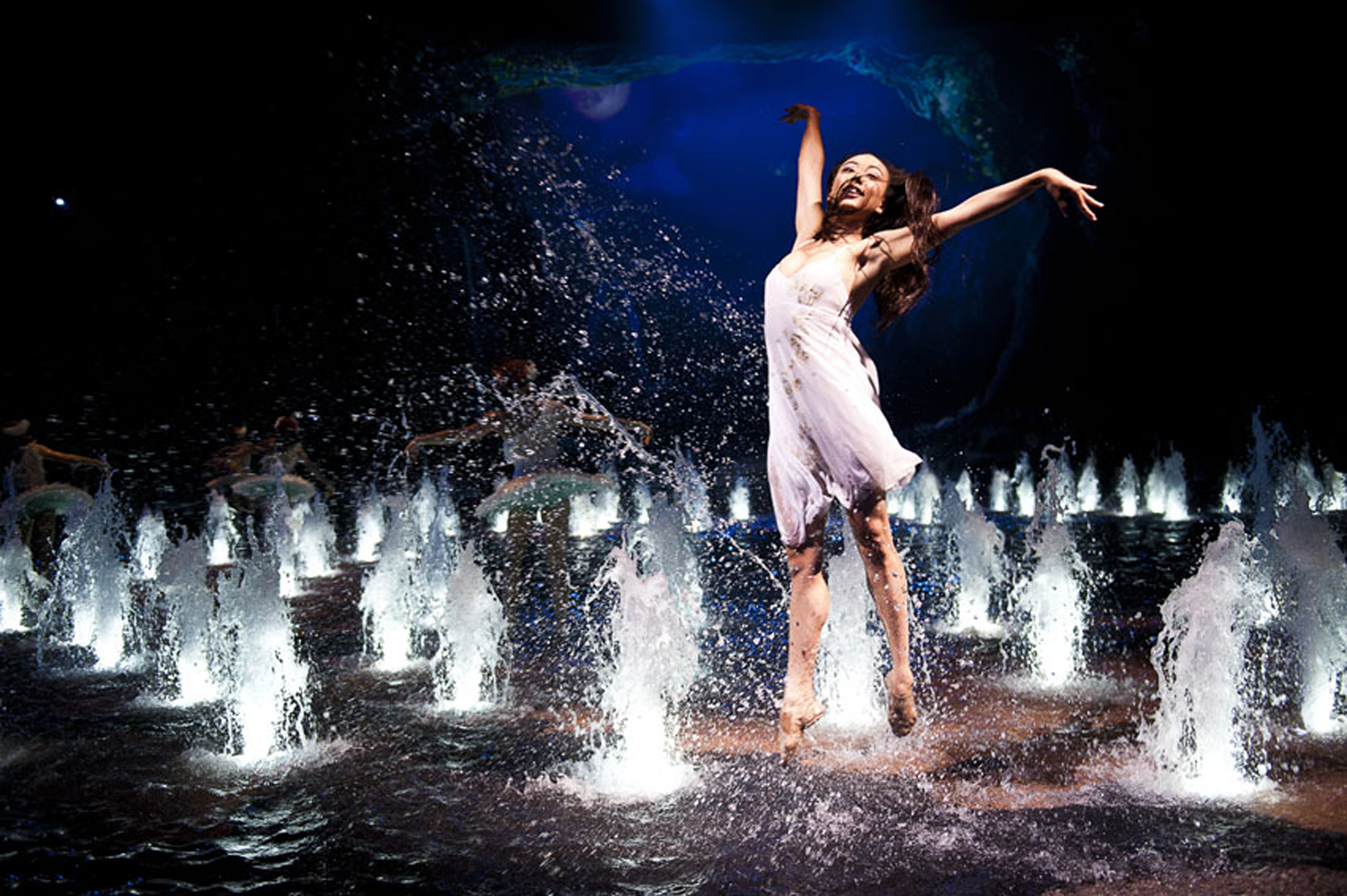 Танец воды музыка. The House of Dancing Water – шоу «дом танцующей воды». Танец с водой. Девушка в брызгах воды. Девушка танцует в воде.