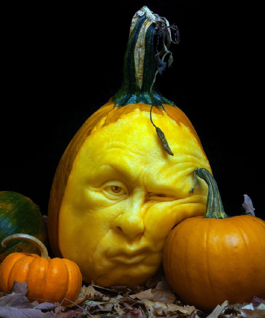 Страшные скульптуры из тыквы к празднику Хэллоуину.
