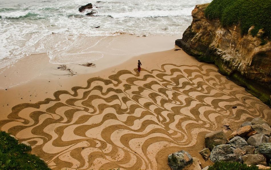 Большие и красивые рисунки на песке.