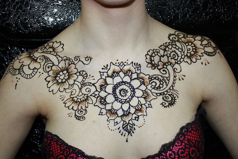Рисунки на теле хной