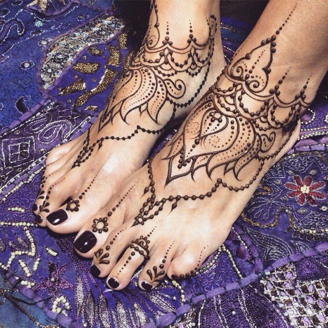 Рисунки на ноге хной: мехенди