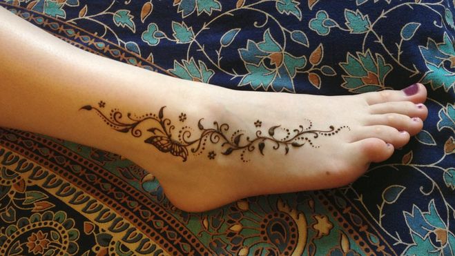 Рисунки на ноге хной: мехенди
