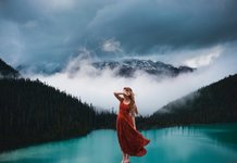 Девушка на берегу озера