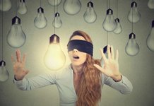 Девушка с завязанными глазами