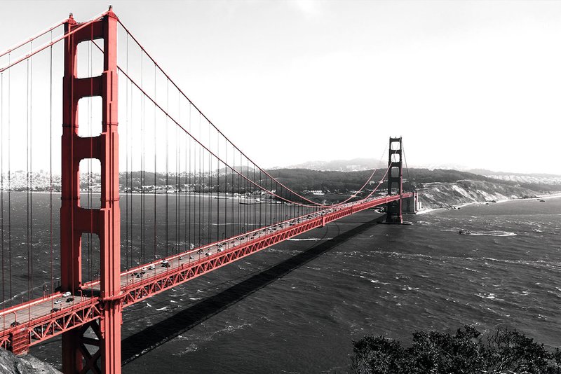 Черно-белое фото и красный мост