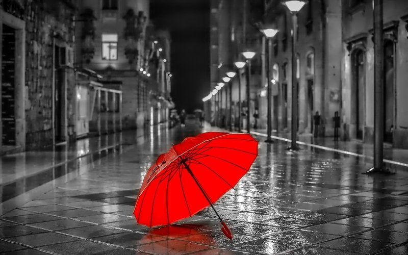 Черно-белое фото с красным зонтом