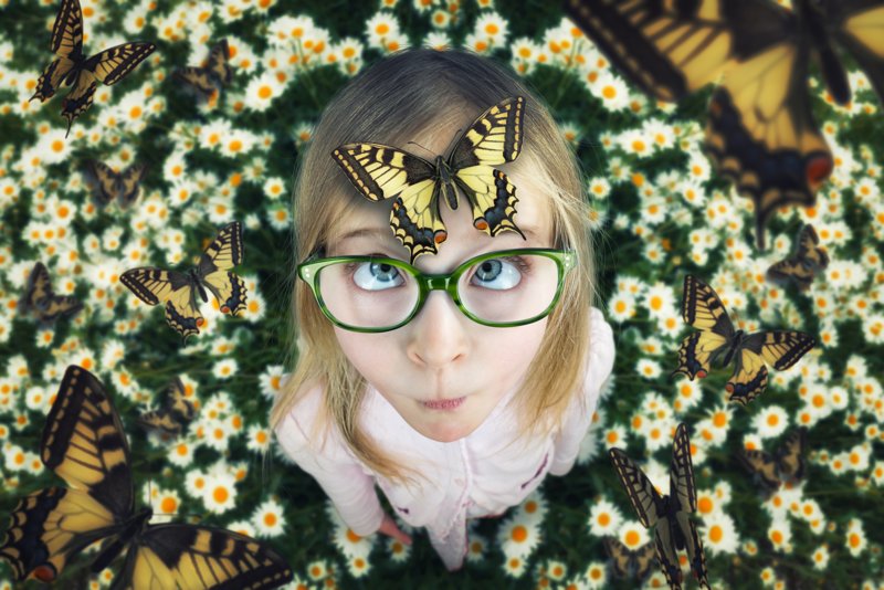 Девочка с бабочкой на голове
