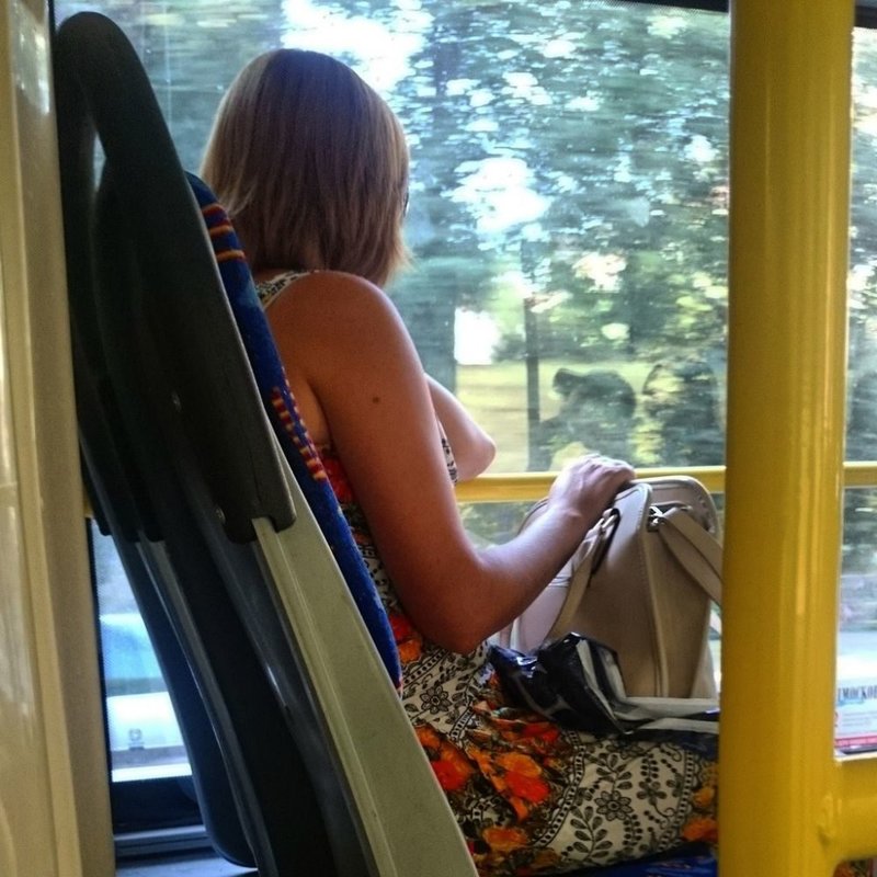 Девушка в общественном транспорте
