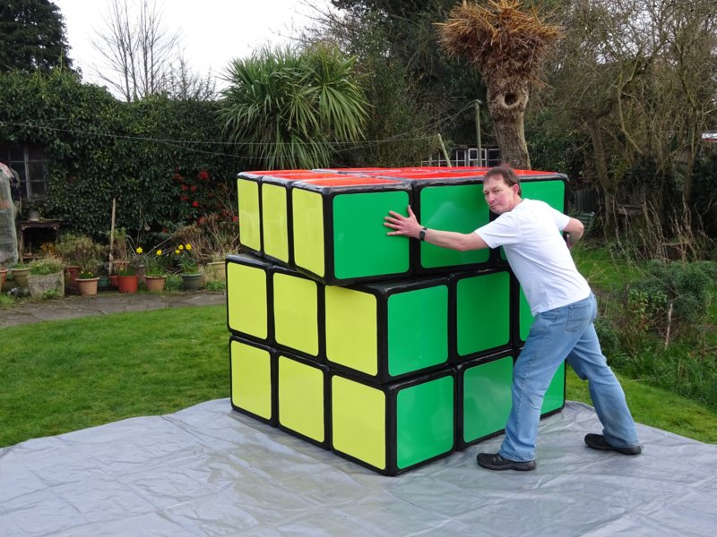 Кубик рубик ростом с человека 