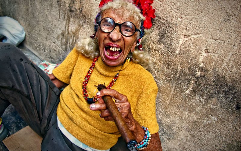 Кубинская бабушка с сигарой