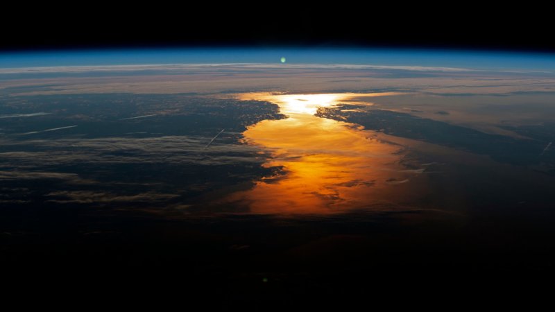 Восход солнца вид из космоса