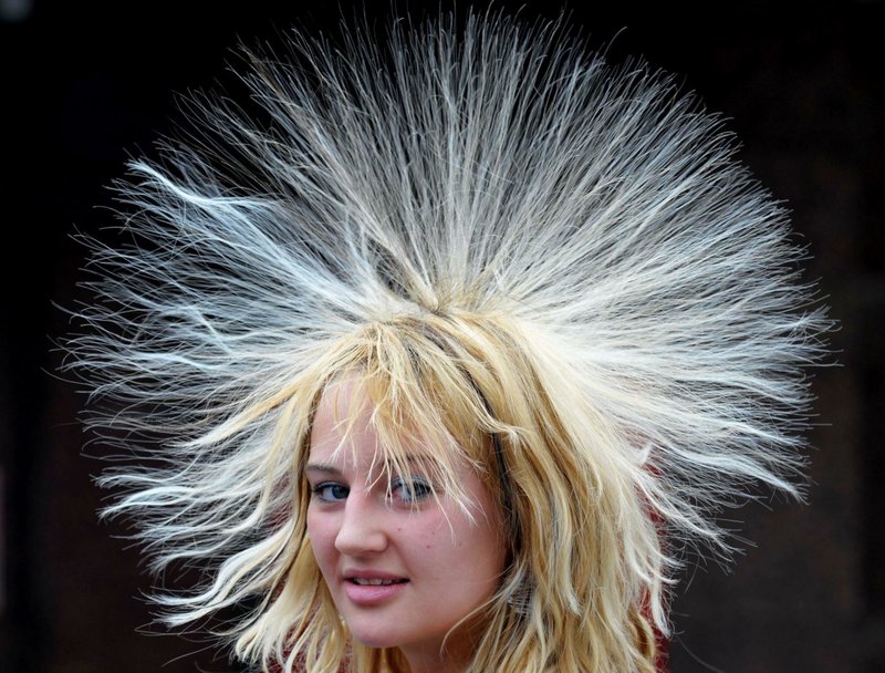 Девушка с наэлектризованными волосами
