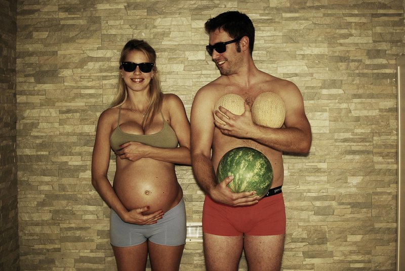 Беременная и муж с арбузом